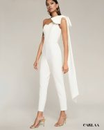 une combinaison élégante avec cape